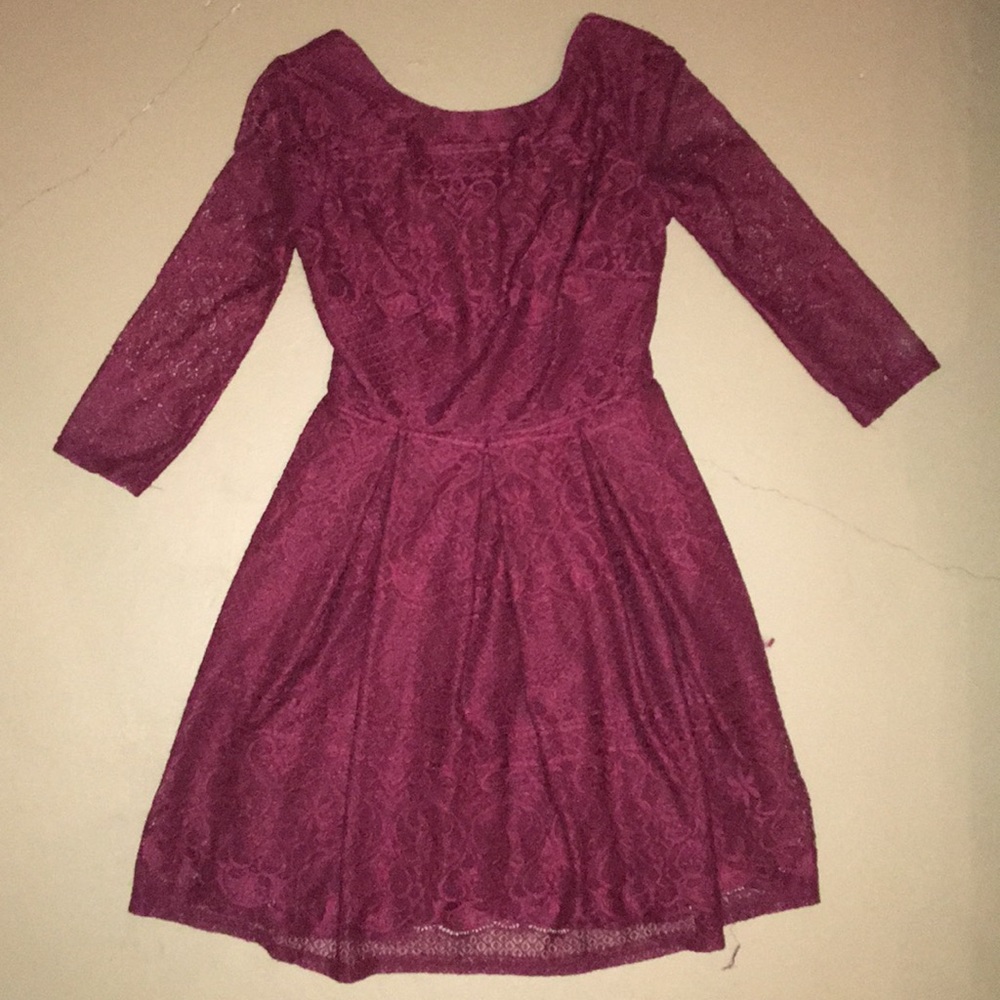 This dress is a long sleeve red dress